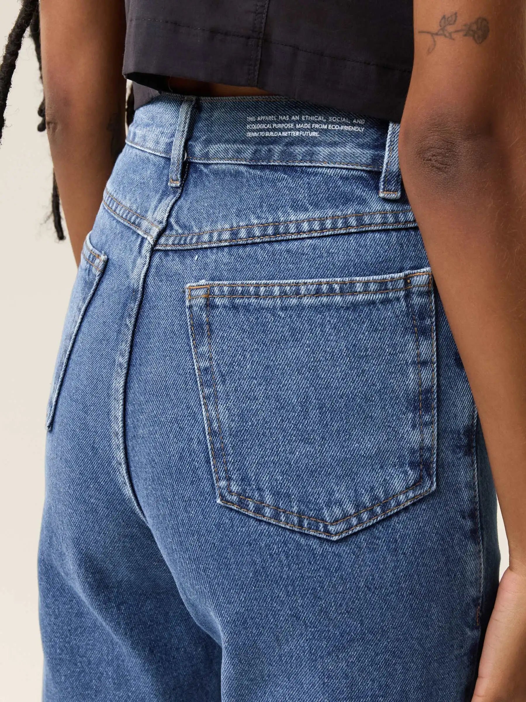 Calça Jeans Mom Jequitibá Azul Médio Eco Denim™. Compre online moda sustentável e atemporal na Minimadeia. Roupas femininas estilosas, básicas e sustentáveis. Foto produto 16