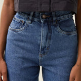 Calça Jeans Mom Jequitibá Azul Médio Eco Denim™. Compre online moda sustentável e atemporal na Minimadeia. Roupas femininas estilosas, básicas e sustentáveis. Foto produto 17