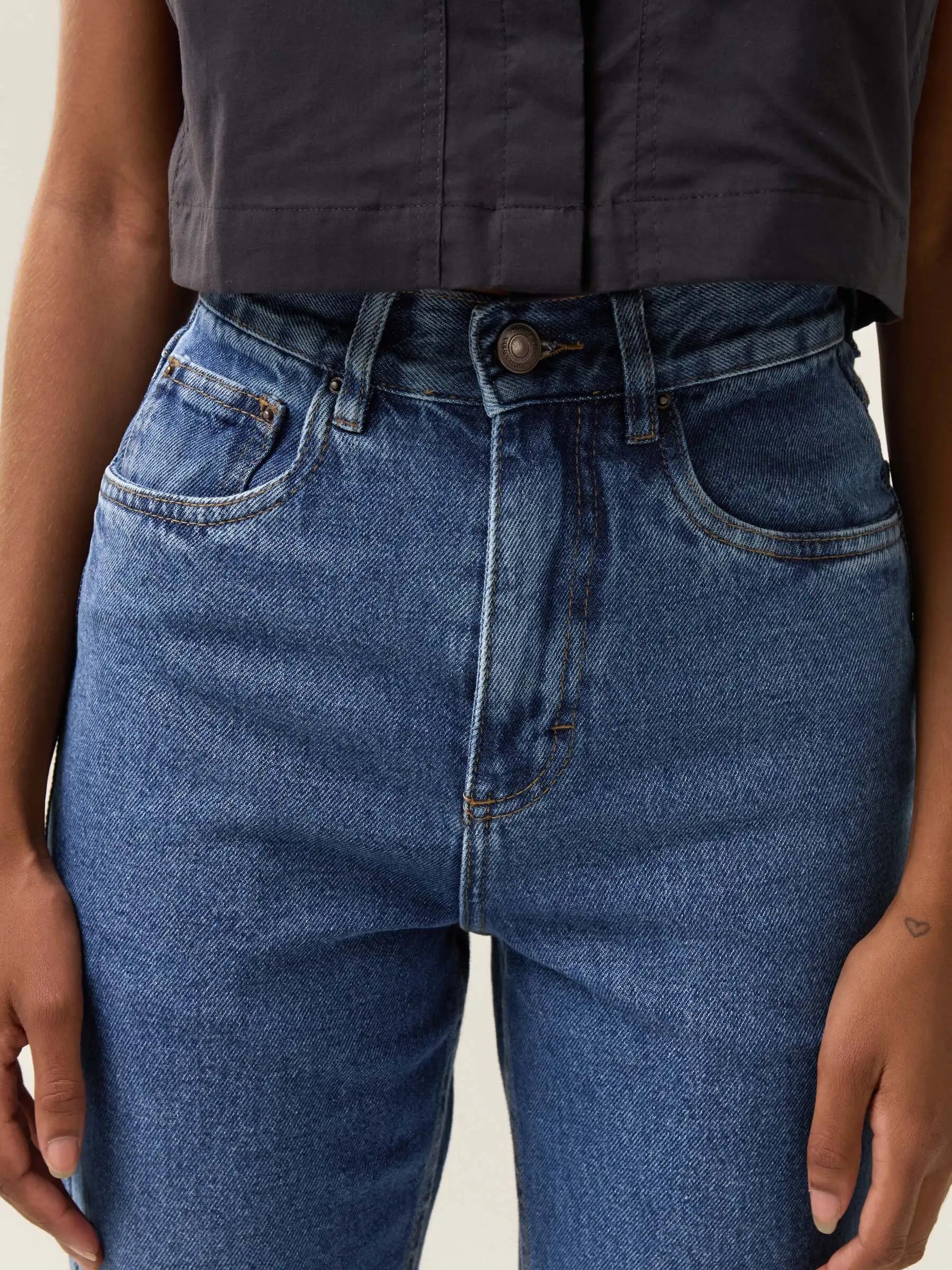 Calça Jeans Mom Jequitibá Azul Médio Eco Denim™. Compre online moda sustentável e atemporal na Minimadeia. Roupas femininas estilosas, básicas e sustentáveis. Foto produto 17