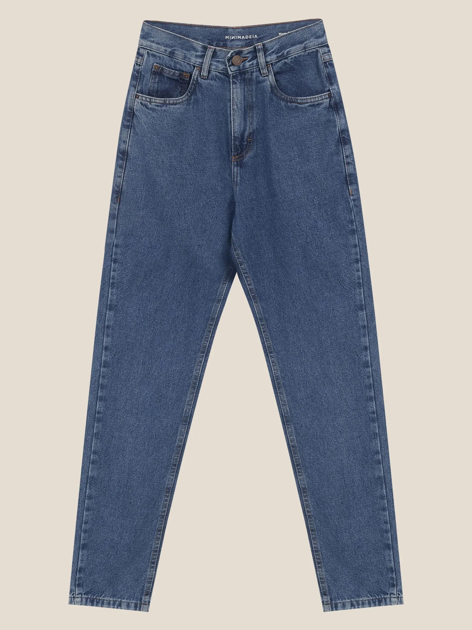 Calça Jeans Mom Jequitibá Azul Médio Eco Denim™. Compre online moda sustentável e atemporal na Minimadeia. Roupas femininas estilosas, básicas e sustentáveis. Foto produto still 05