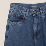 Calça Jeans Mom Jequitibá Azul Médio Eco Denim™. Compre online moda sustentável e atemporal na Minimadeia. Roupas femininas estilosas, básicas e sustentáveis. Foto produto still 06