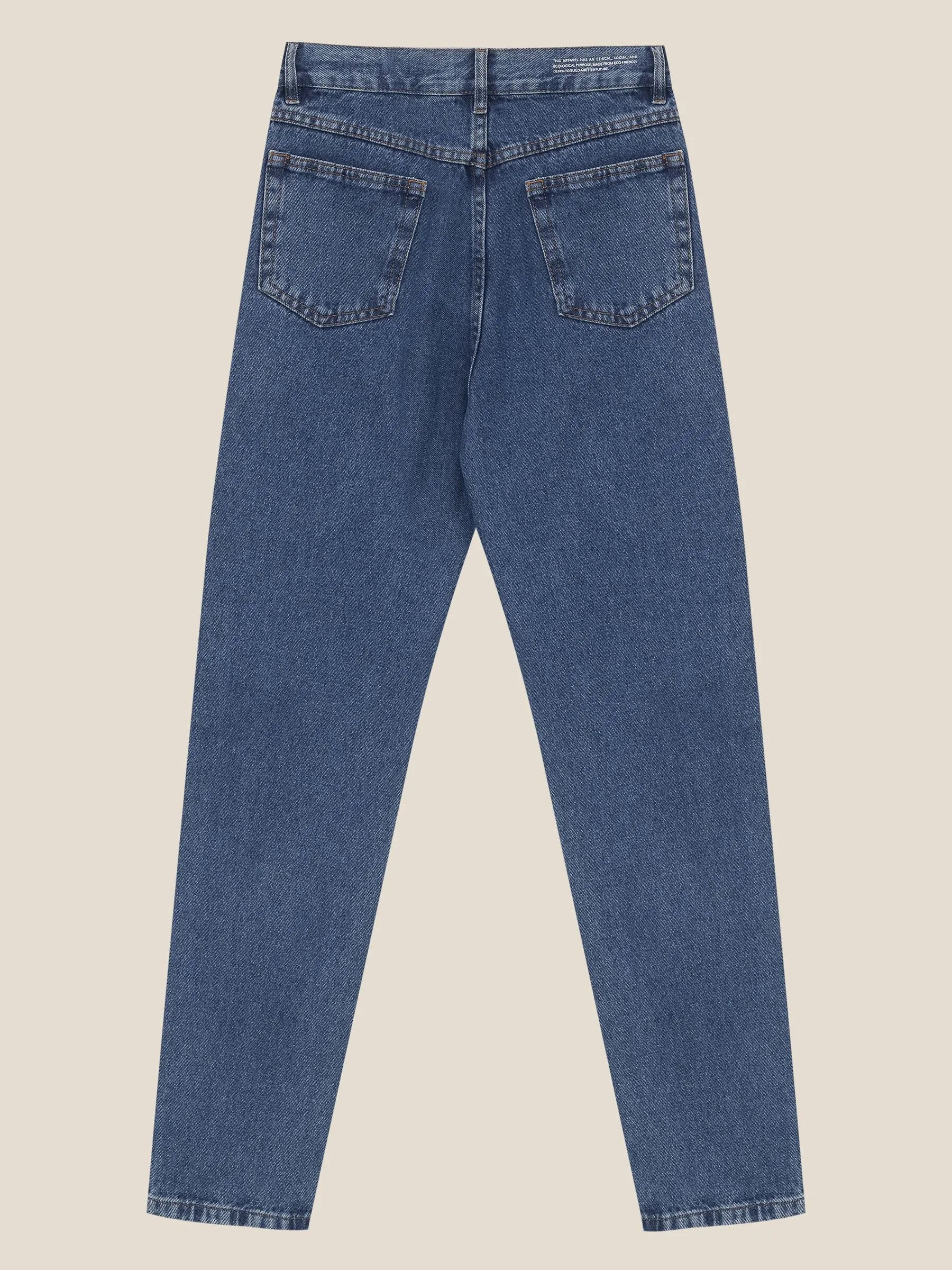 Calça Jeans Mom Jequitibá Azul Médio Eco Denim™. Compre online moda sustentável e atemporal na Minimadeia. Roupas femininas estilosas, básicas e sustentáveis. Foto produto still 07