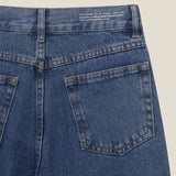 Calça Jeans Mom Jequitibá Azul Médio Eco Denim™. Compre online moda sustentável e atemporal na Minimadeia. Roupas femininas estilosas, básicas e sustentáveis. Foto produto still 08