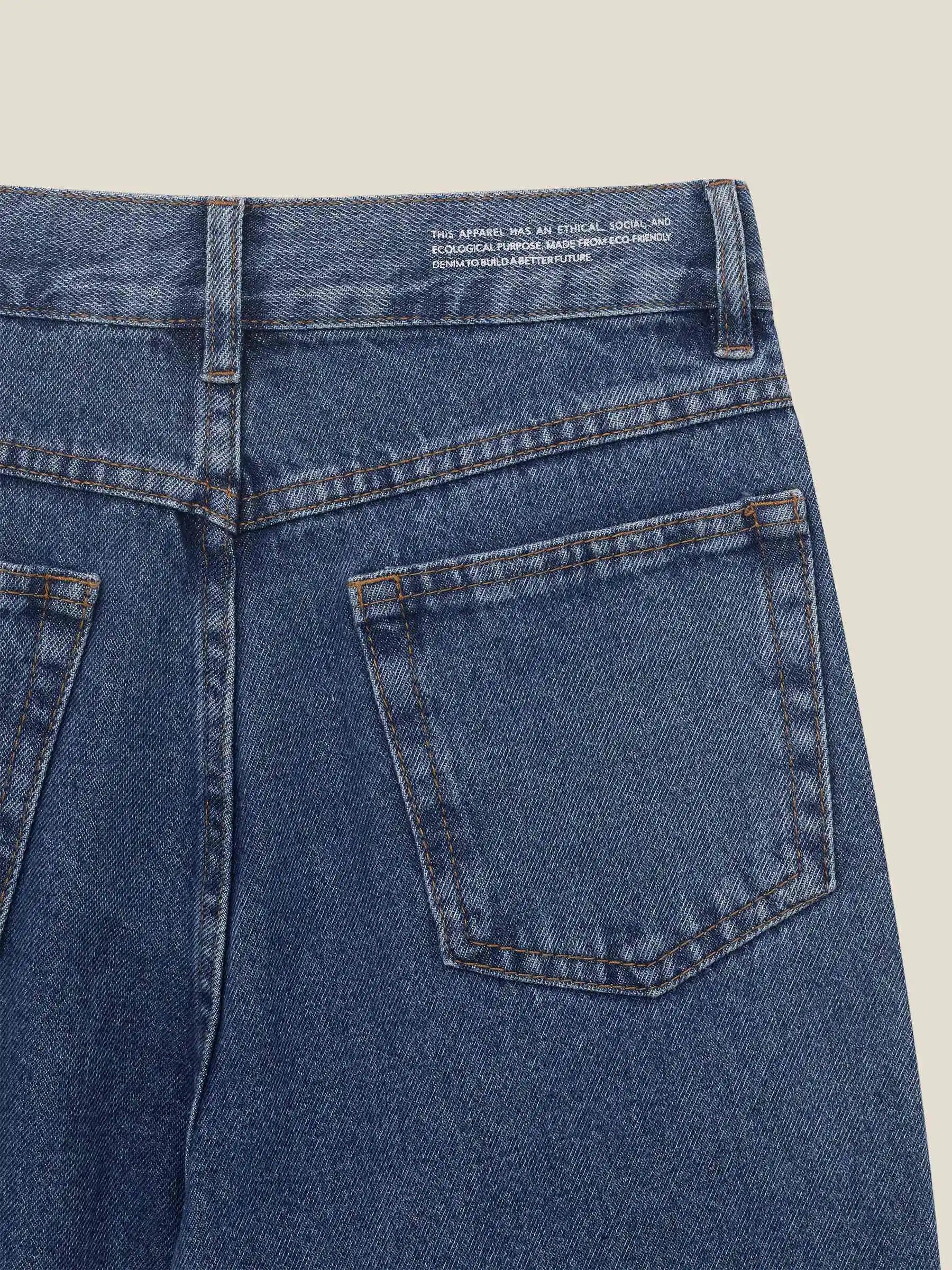 Calça Jeans Mom Jequitibá Azul Médio Eco Denim™. Compre online moda sustentável e atemporal na Minimadeia. Roupas femininas estilosas, básicas e sustentáveis. Foto produto still 08