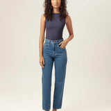 Calça Jeans Mom Jequitibá Azul Médio Eco Denim™. Compre online moda sustentável e atemporal na Minimadeia, marca slow fashion de roupas femininas. Foto produto MAR26 01