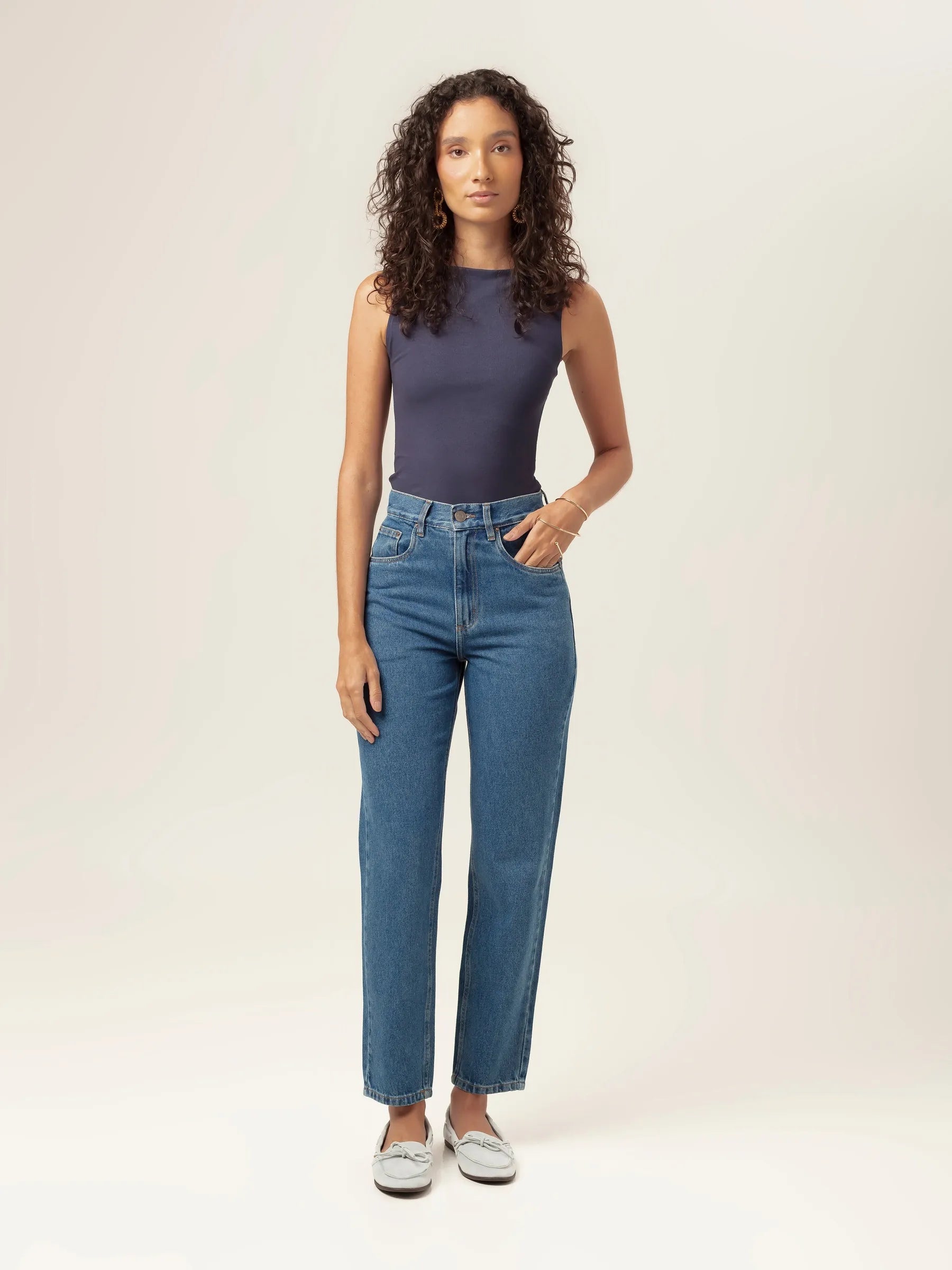 Calça Jeans Mom Jequitibá Azul Médio Eco Denim™. Compre online moda sustentável e atemporal na Minimadeia, marca slow fashion de roupas femininas. Foto produto MAR26 01