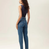 Calça Jeans Mom Jequitibá Azul Médio Eco Denim™. Compre online moda sustentável e atemporal na Minimadeia, marca slow fashion de roupas femininas. Foto produto MAR26 04