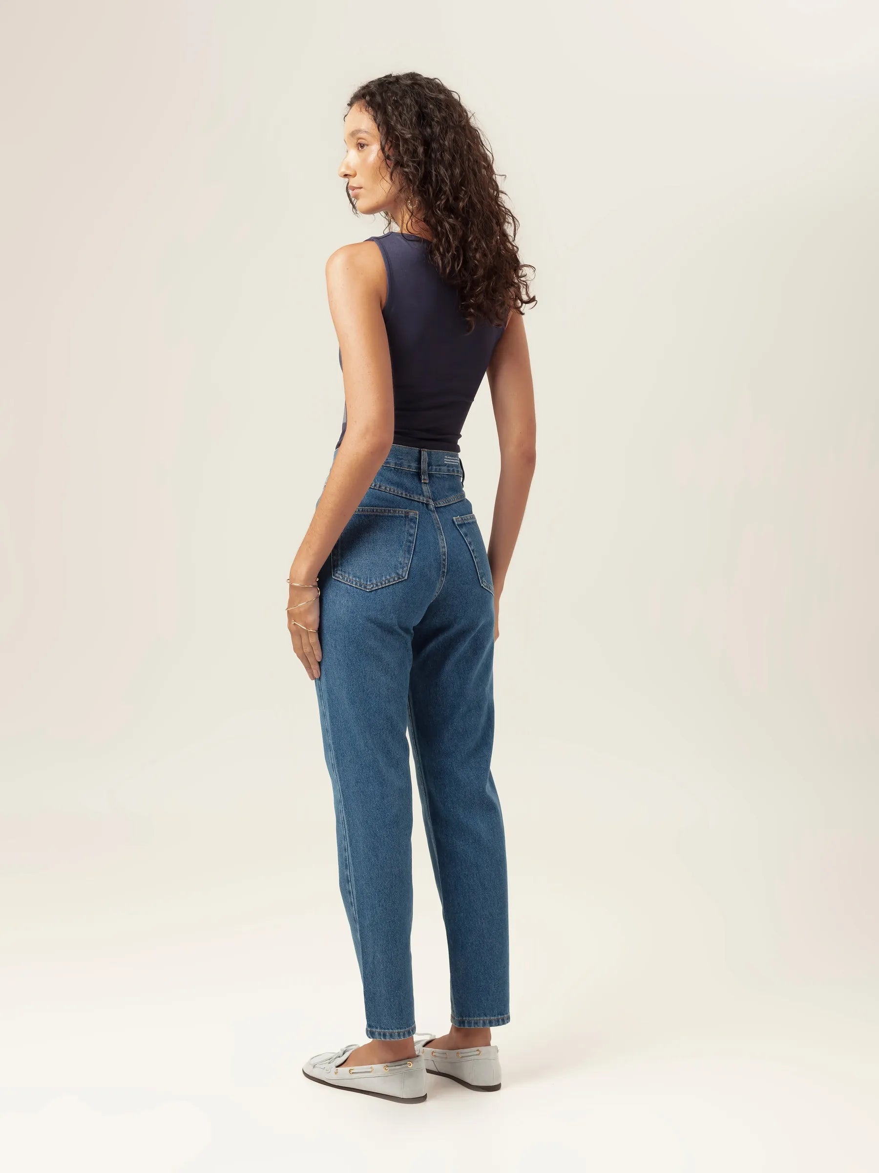 Calça Jeans Mom Jequitibá Azul Médio Eco Denim™. Compre online moda sustentável e atemporal na Minimadeia, marca slow fashion de roupas femininas. Foto produto MAR26 04