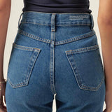 Calça Jeans Mom Jequitibá Azul Médio Eco Denim™. Compre online moda sustentável e atemporal na Minimadeia, marca slow fashion de roupas femininas. Foto produto MAR26 05