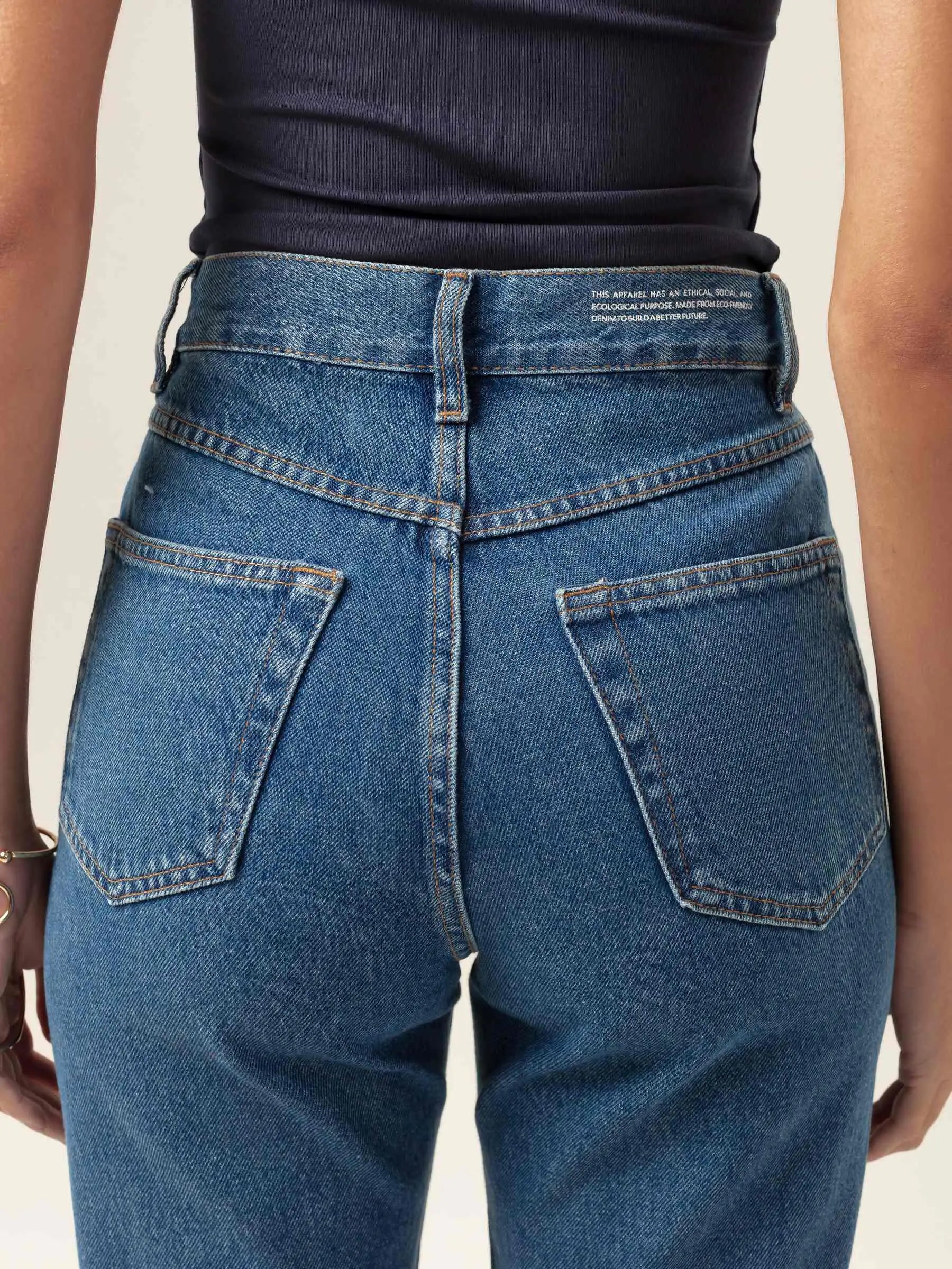 Calça Jeans Mom Jequitibá Azul Médio Eco Denim™. Compre online moda sustentável e atemporal na Minimadeia, marca slow fashion de roupas femininas. Foto produto MAR26 05