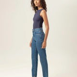 Calça Jeans Mom Jequitibá Azul Médio Eco Denim™. Compre online moda sustentável e atemporal na Minimadeia, marca slow fashion de roupas femininas. Foto produto MAR26 07