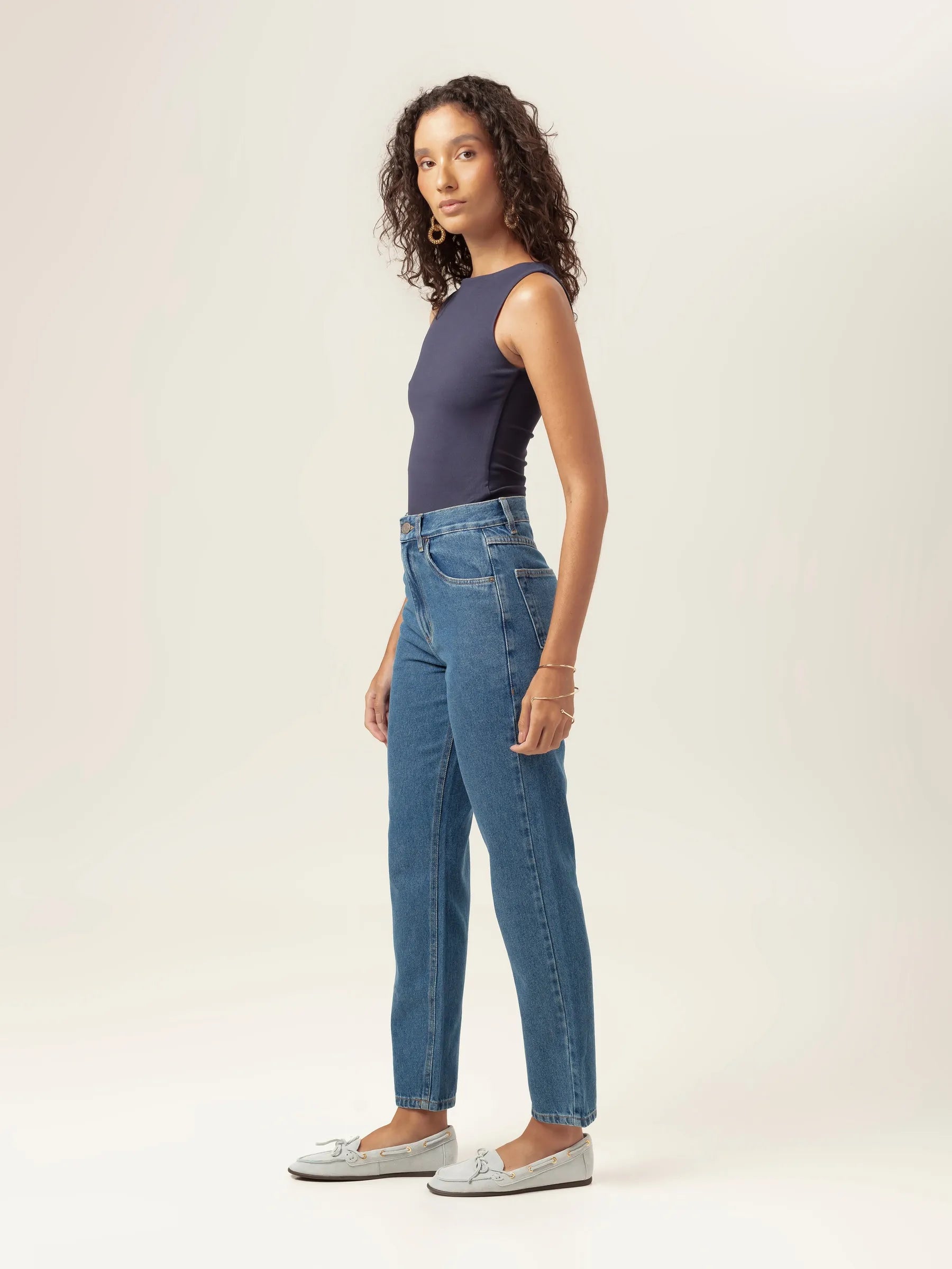 Calça Jeans Mom Jequitibá Azul Médio Eco Denim™. Compre online moda sustentável e atemporal na Minimadeia, marca slow fashion de roupas femininas. Foto produto MAR26 07