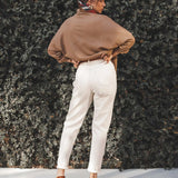 Calça Jeans Mom Jequitibá Bege Eco Denim™. Compre online moda sustentável e atemporal na Minimadeia, marca slow fashion de roupas femininas. Foto produto JUL25 12