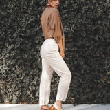 Calça Jeans Mom Jequitibá Bege Eco Denim™. Compre online moda sustentável e atemporal na Minimadeia, marca slow fashion de roupas femininas. Foto produto JUL25 13