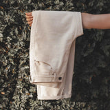Calça Jeans Mom Jequitibá Bege Eco Denim™. Compre online moda sustentável e atemporal na Minimadeia, marca slow fashion de roupas femininas. Foto produto JUL25 23