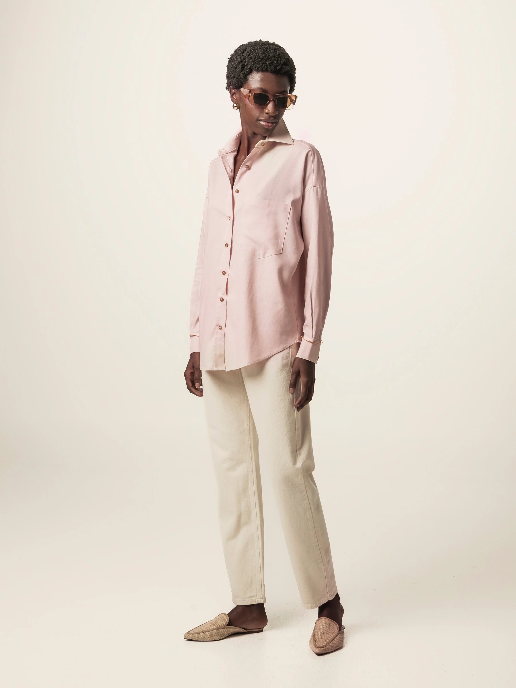 Calça Jeans Mom Jequitibá Bege Natural Eco Denim™. Compre online moda sustentável e atemporal na Minimadeia, marca slow fashion de roupas femininas. Foto produto JUN26 02