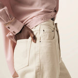 Calça Jeans Mom Jequitibá Bege Natural Eco Denim™. Compre online moda sustentável e atemporal na Minimadeia, marca slow fashion de roupas femininas. Foto produto JUN26 09