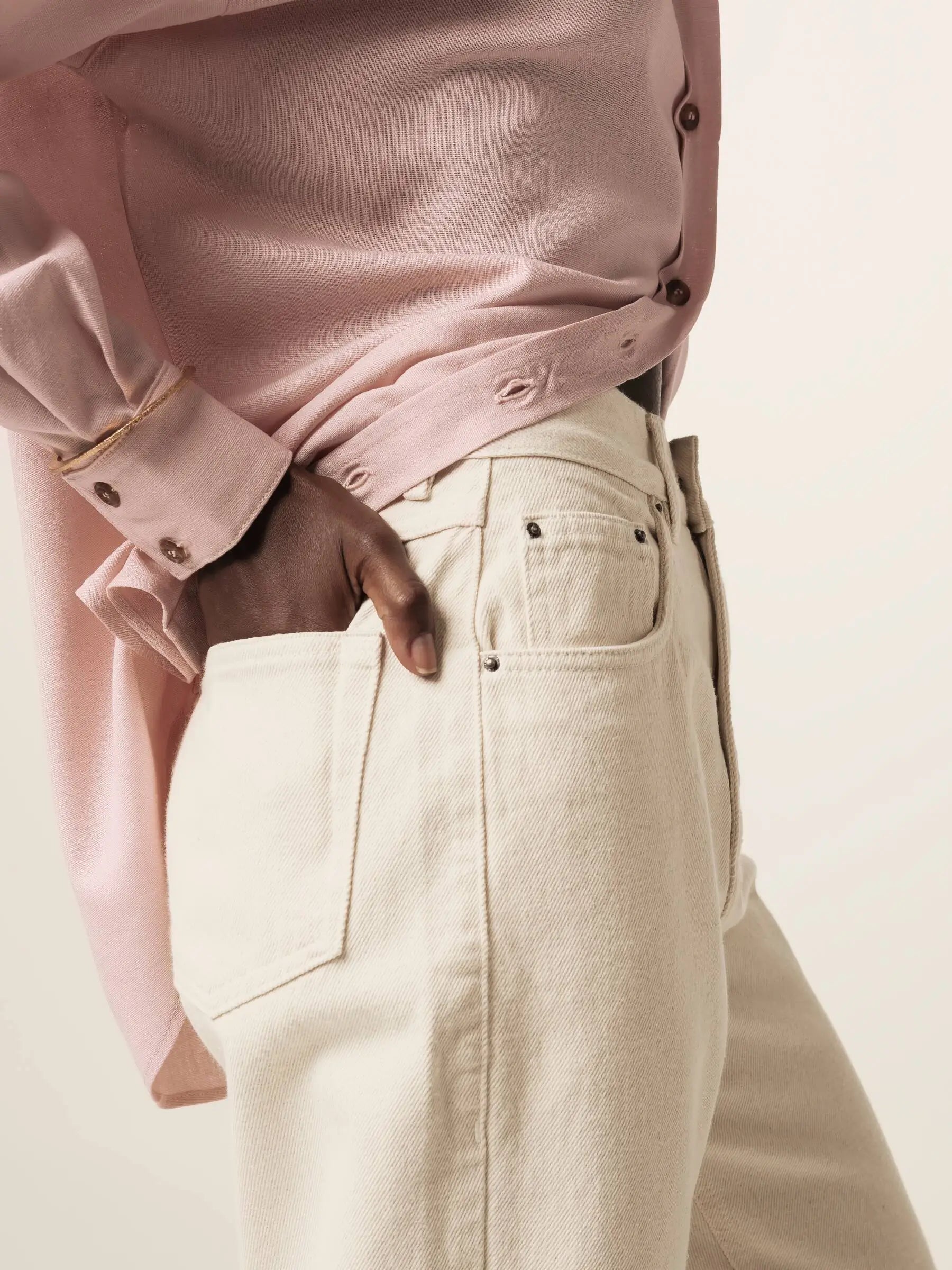 Calça Jeans Mom Jequitibá Bege Natural Eco Denim™. Compre online moda sustentável e atemporal na Minimadeia, marca slow fashion de roupas femininas. Foto produto JUN26 09