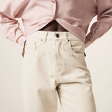 Calça Jeans Mom Jequitibá Bege Natural Eco Denim™. Compre online moda sustentável e atemporal na Minimadeia, marca slow fashion de roupas femininas. Foto produto JUN26 10