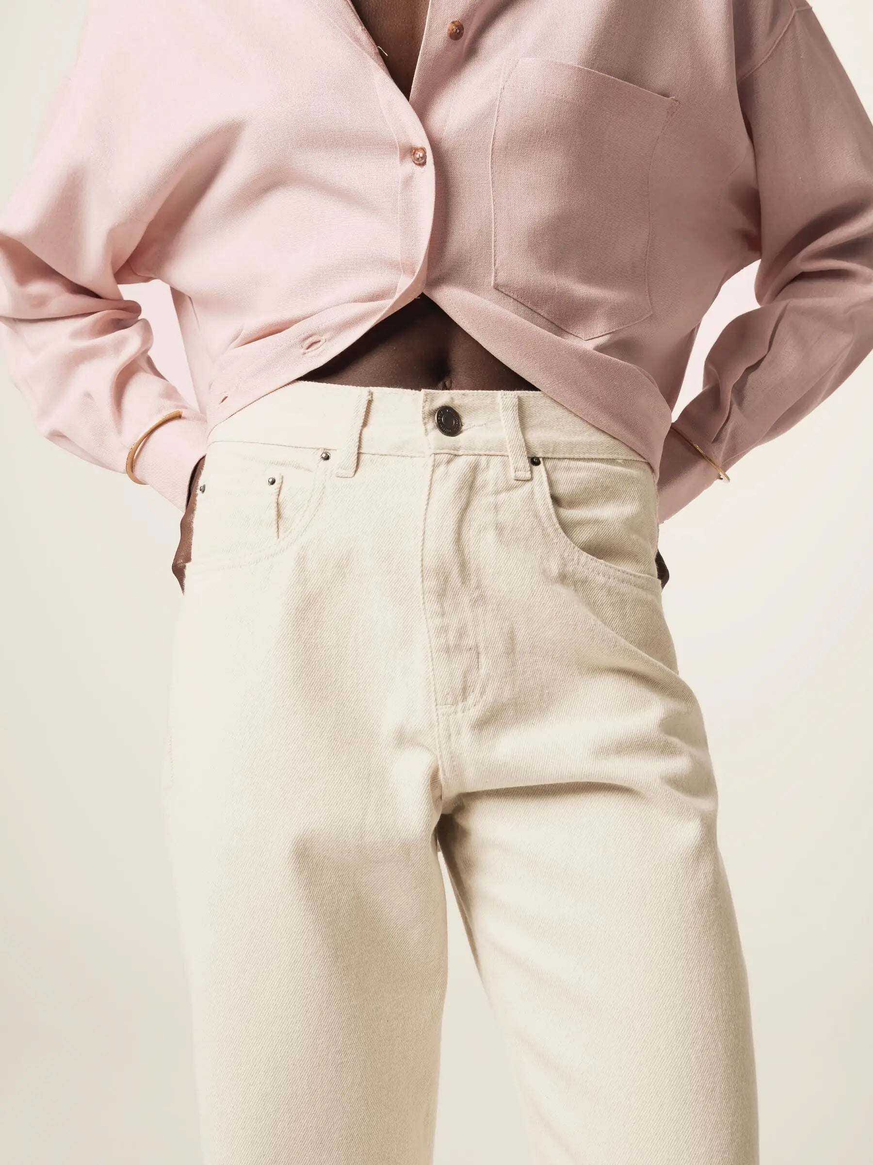 Calça Jeans Mom Jequitibá Bege Natural Eco Denim™. Compre online moda sustentável e atemporal na Minimadeia, marca slow fashion de roupas femininas. Foto produto JUN26 10