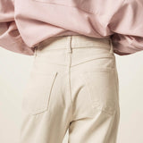 Calça Jeans Mom Jequitibá Bege Natural Eco Denim™. Compre online moda sustentável e atemporal na Minimadeia, marca slow fashion de roupas femininas. Foto produto JUN26 11