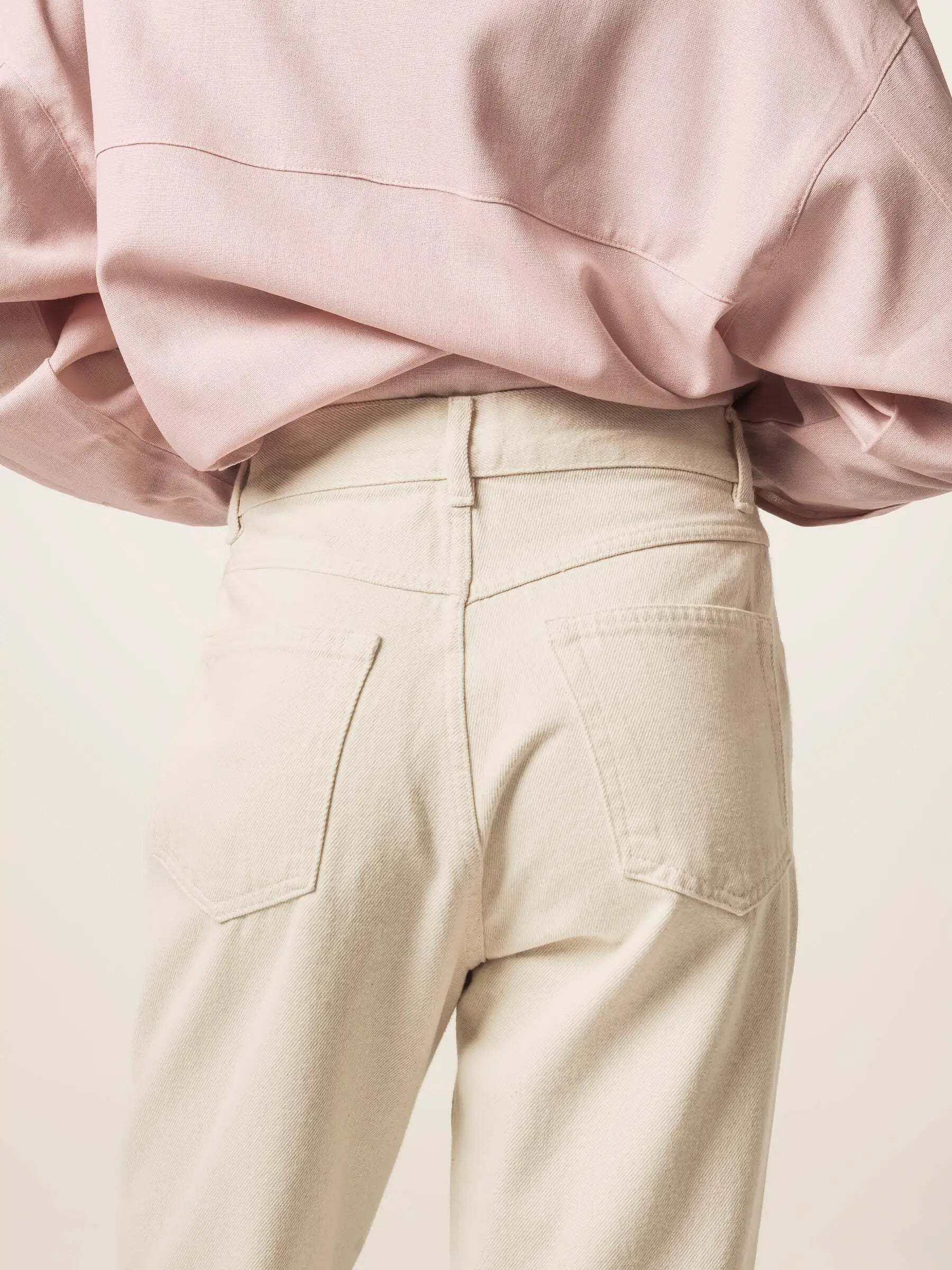 Calça Jeans Mom Jequitibá Bege Natural Eco Denim™. Compre online moda sustentável e atemporal na Minimadeia, marca slow fashion de roupas femininas. Foto produto JUN26 11