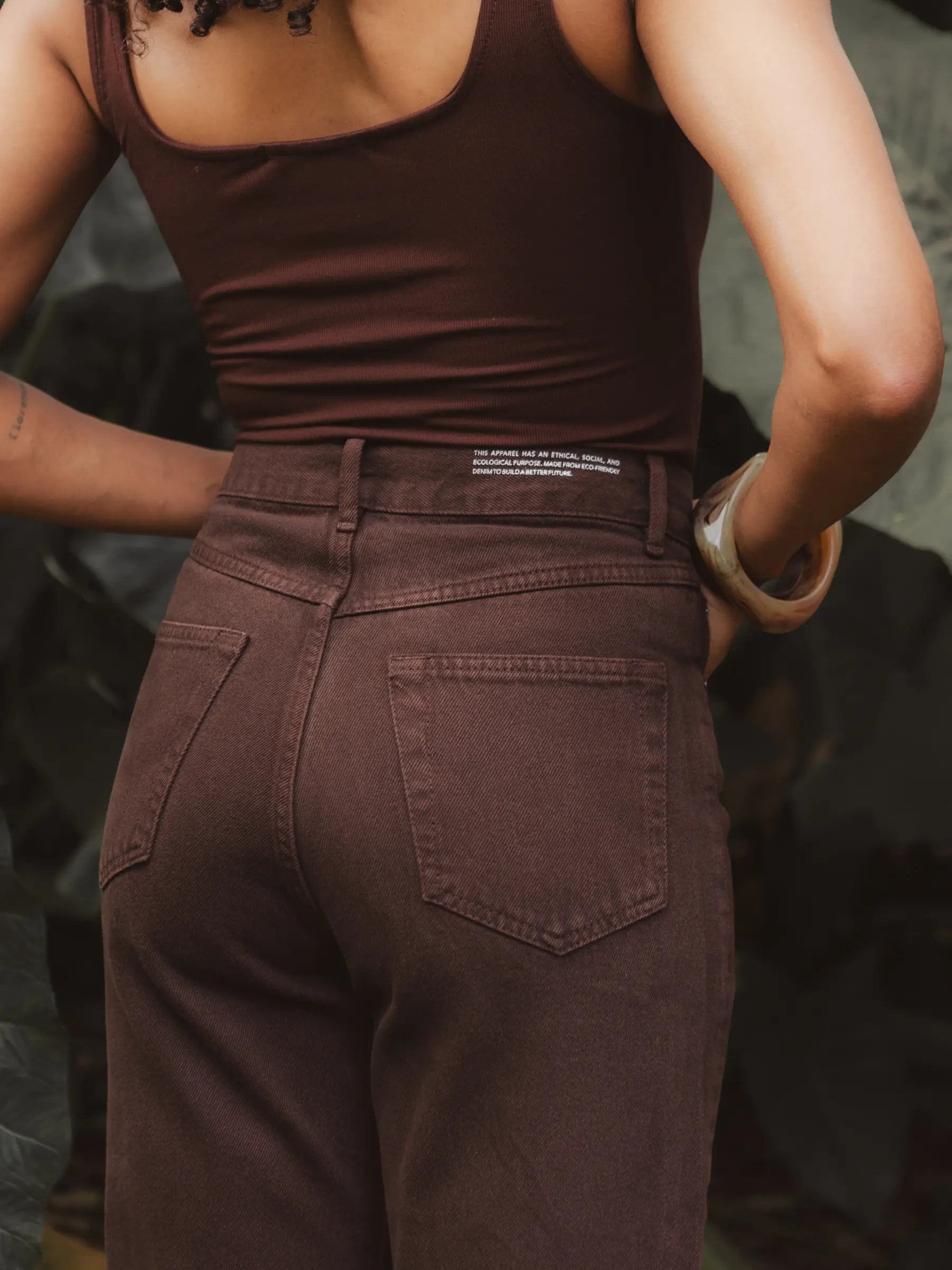 Calça Jeans Mom Jequitibá Marrom Escuro Eco Denim™. Compre online moda sustentável e atemporal na Minimadeia, marca slow fashion de roupas femininas. Foto produto DEZ25 08