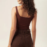 Calça Jeans Mom Jequitibá Marrom Escuro Eco Denim™. Compre online moda sustentável e atemporal na Minimadeia, marca slow fashion de roupas femininas. Foto produto MAR26 04