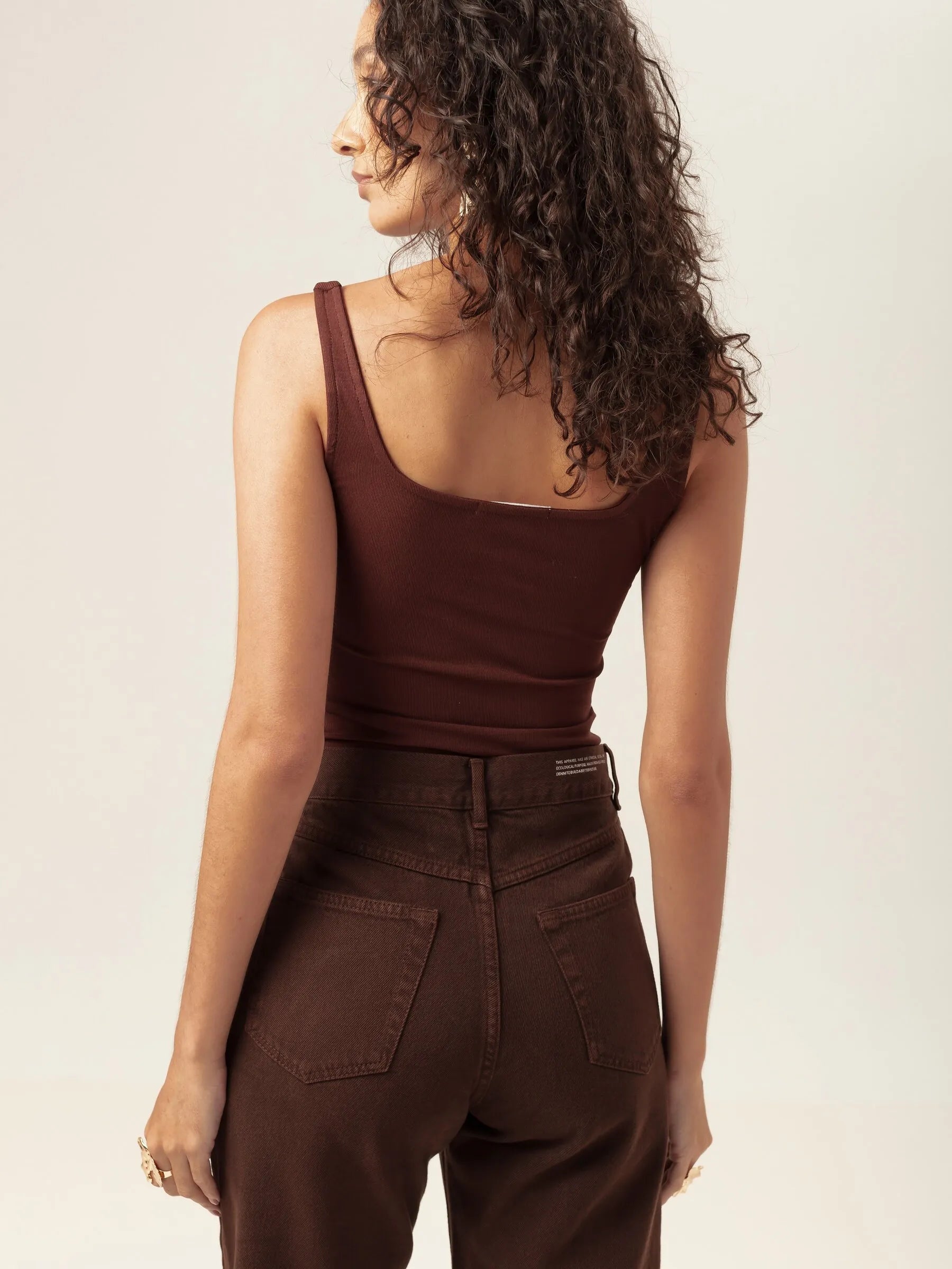 Calça Jeans Mom Jequitibá Marrom Escuro Eco Denim™. Compre online moda sustentável e atemporal na Minimadeia, marca slow fashion de roupas femininas. Foto produto MAR26 04