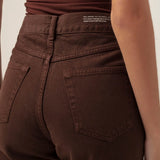 Calça Jeans Mom Jequitibá Marrom Escuro Eco Denim™. Compre online moda sustentável e atemporal na Minimadeia, marca slow fashion de roupas femininas. Foto produto MAR26 05
