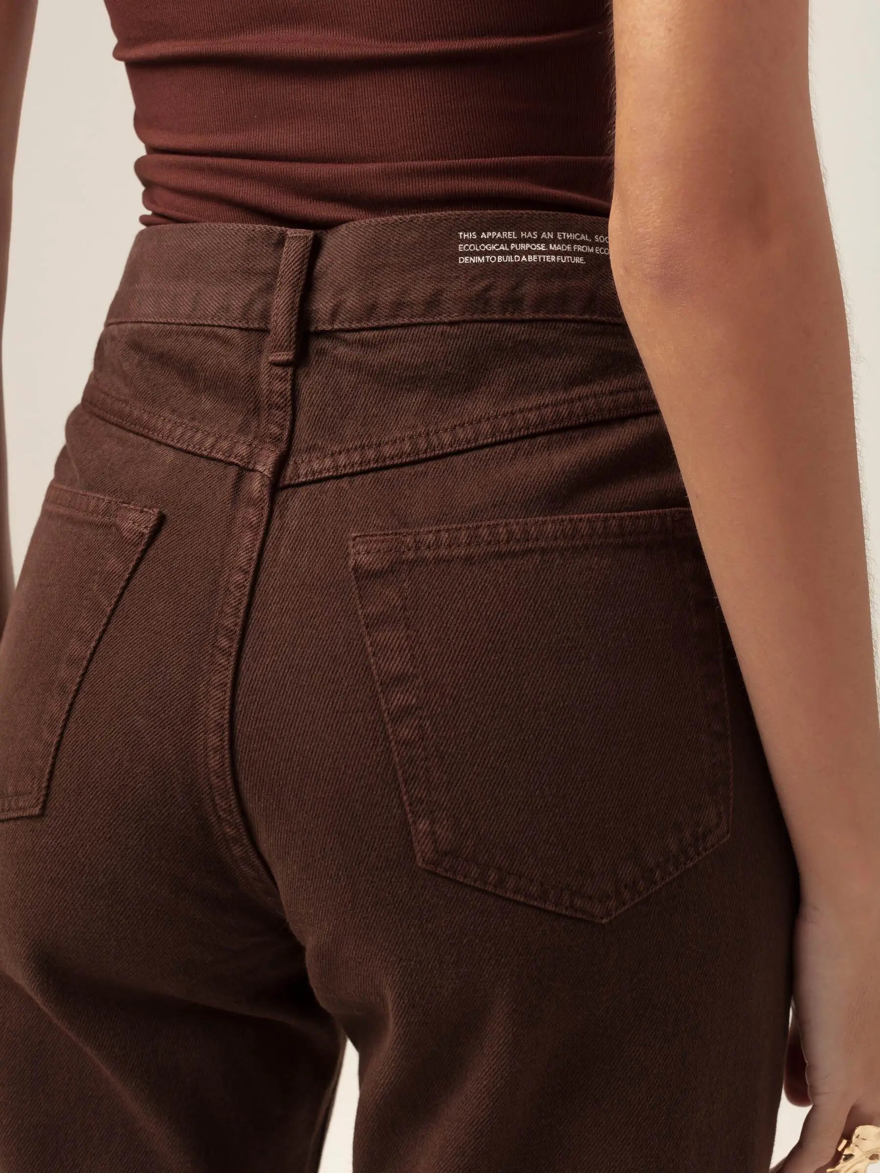 Calça Jeans Mom Jequitibá Marrom Escuro Eco Denim™. Compre online moda sustentável e atemporal na Minimadeia, marca slow fashion de roupas femininas. Foto produto MAR26 05
