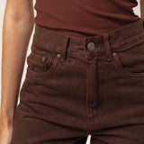 Calça Jeans Mom Jequitibá Marrom Escuro Eco Denim™. Compre online moda sustentável e atemporal na Minimadeia, marca slow fashion de roupas femininas. Foto produto MAR26 07