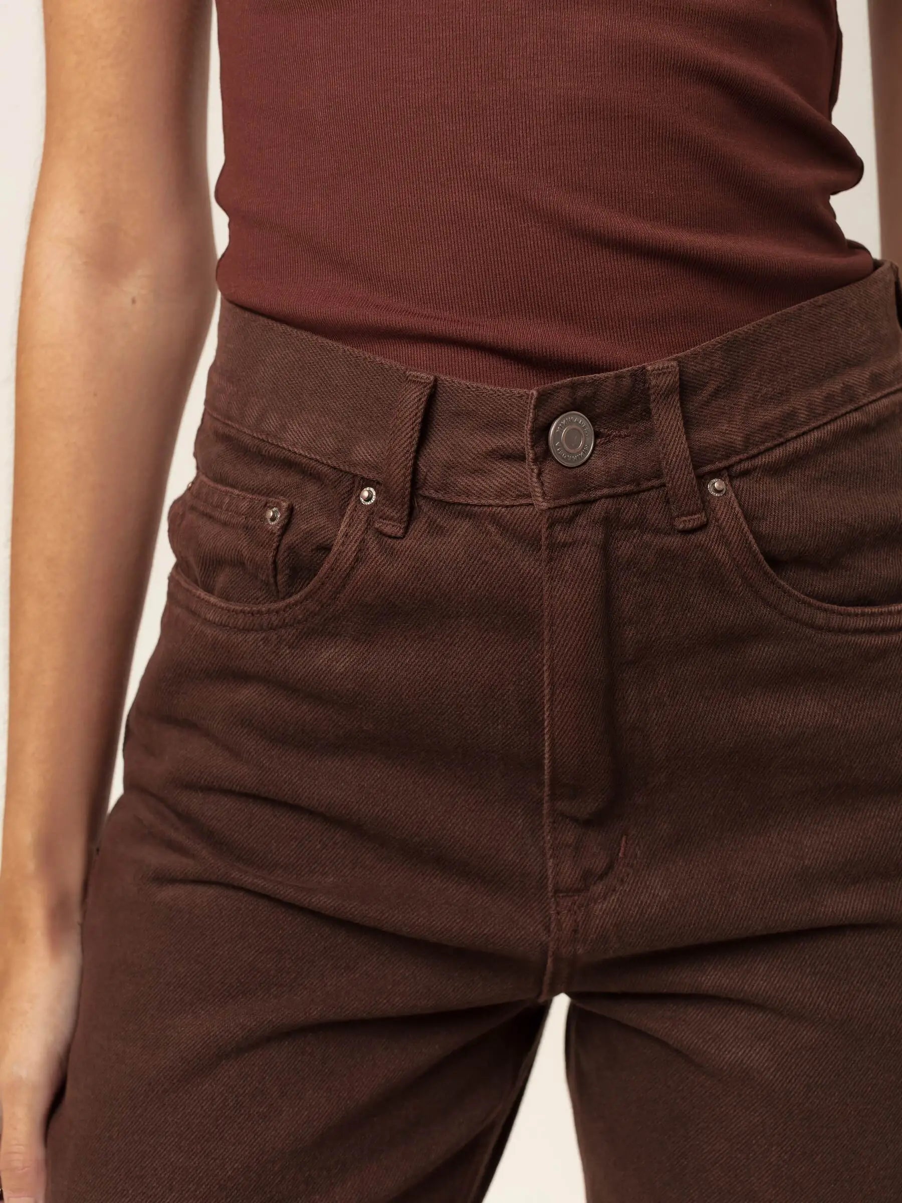 Calça Jeans Mom Jequitibá Marrom Escuro Eco Denim™. Compre online moda sustentável e atemporal na Minimadeia, marca slow fashion de roupas femininas. Foto produto MAR26 07
