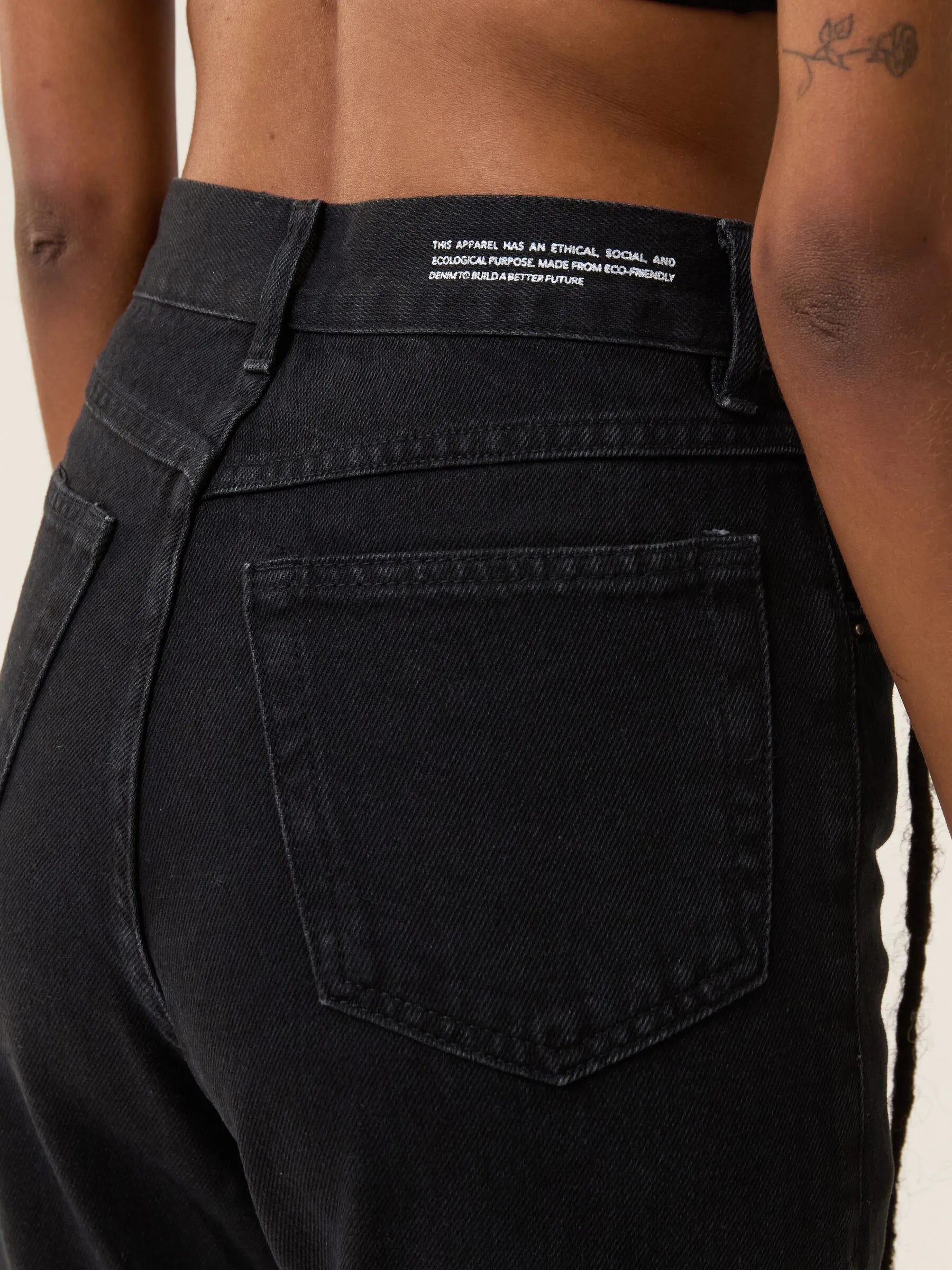 Calça Jeans Mom Jequitibá Preta Eco Denim™. Compre online moda sustentável e atemporal na Minimadeia. Roupas femininas estilosas, básicas e sustentáveis. Foto produto 09