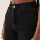 Calça Jeans Mom Jequitibá Preta Eco Denim™. Compre online moda sustentável e atemporal na Minimadeia. Roupas femininas estilosas, básicas e sustentáveis. Foto produto 10