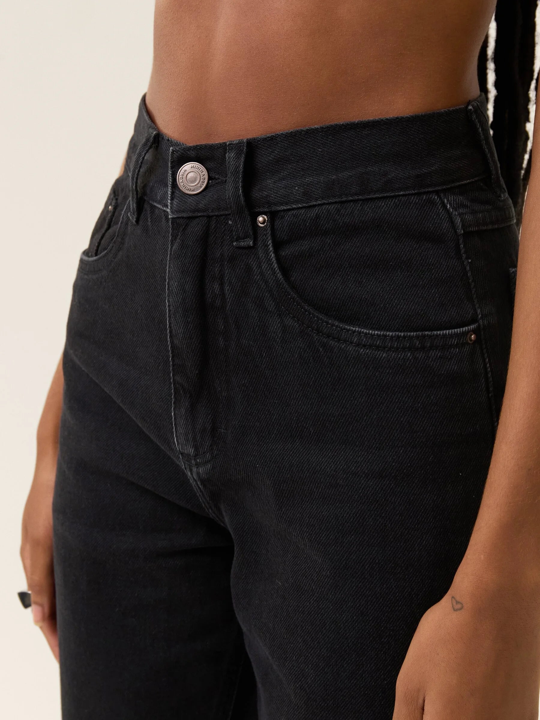 Calça Jeans Mom Jequitibá Preta Eco Denim™. Compre online moda sustentável e atemporal na Minimadeia. Roupas femininas estilosas, básicas e sustentáveis. Foto produto 10