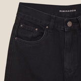 Calça Jeans Mom Jequitibá Preta Eco Denim™. Compre online moda sustentável e atemporal na Minimadeia. Roupas femininas estilosas, básicas e sustentáveis. Foto produto still 02