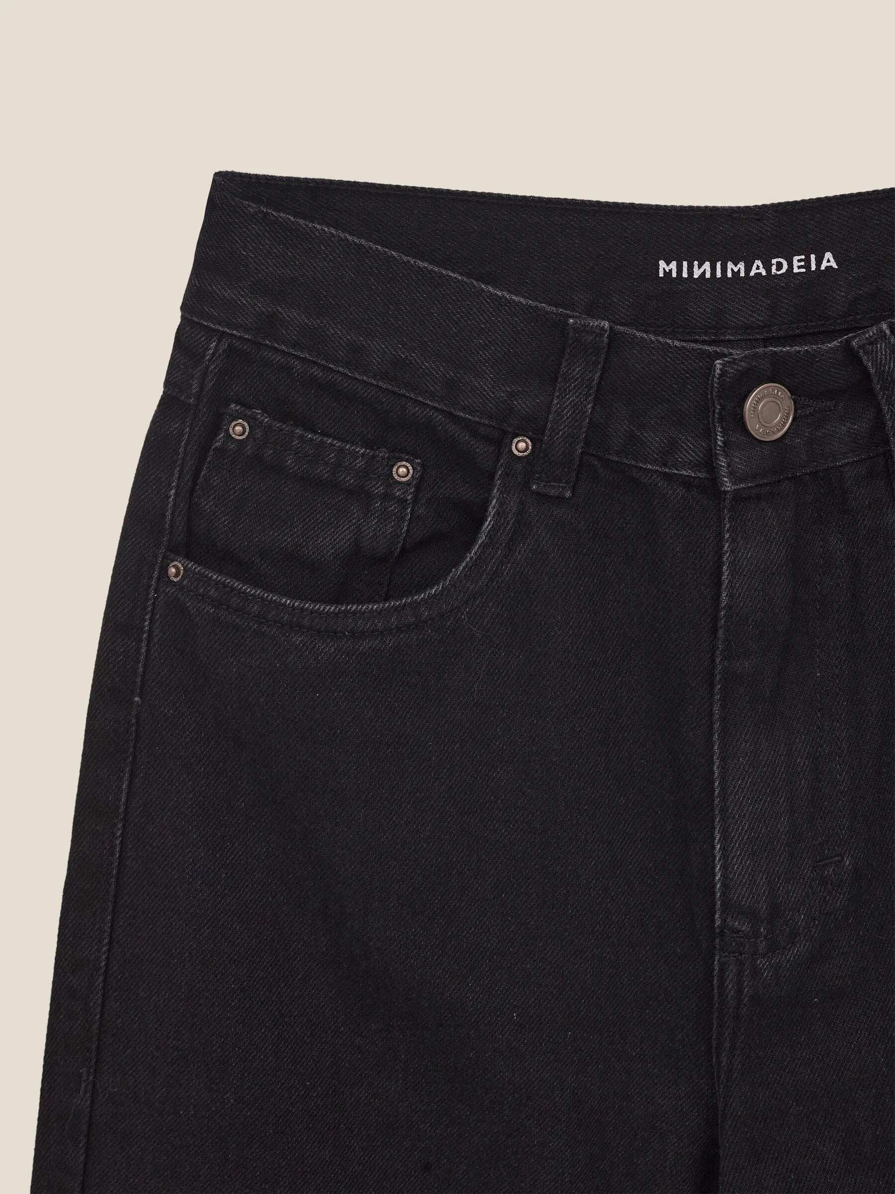 Calça Jeans Mom Jequitibá Preta Eco Denim™. Compre online moda sustentável e atemporal na Minimadeia. Roupas femininas estilosas, básicas e sustentáveis. Foto produto still 02