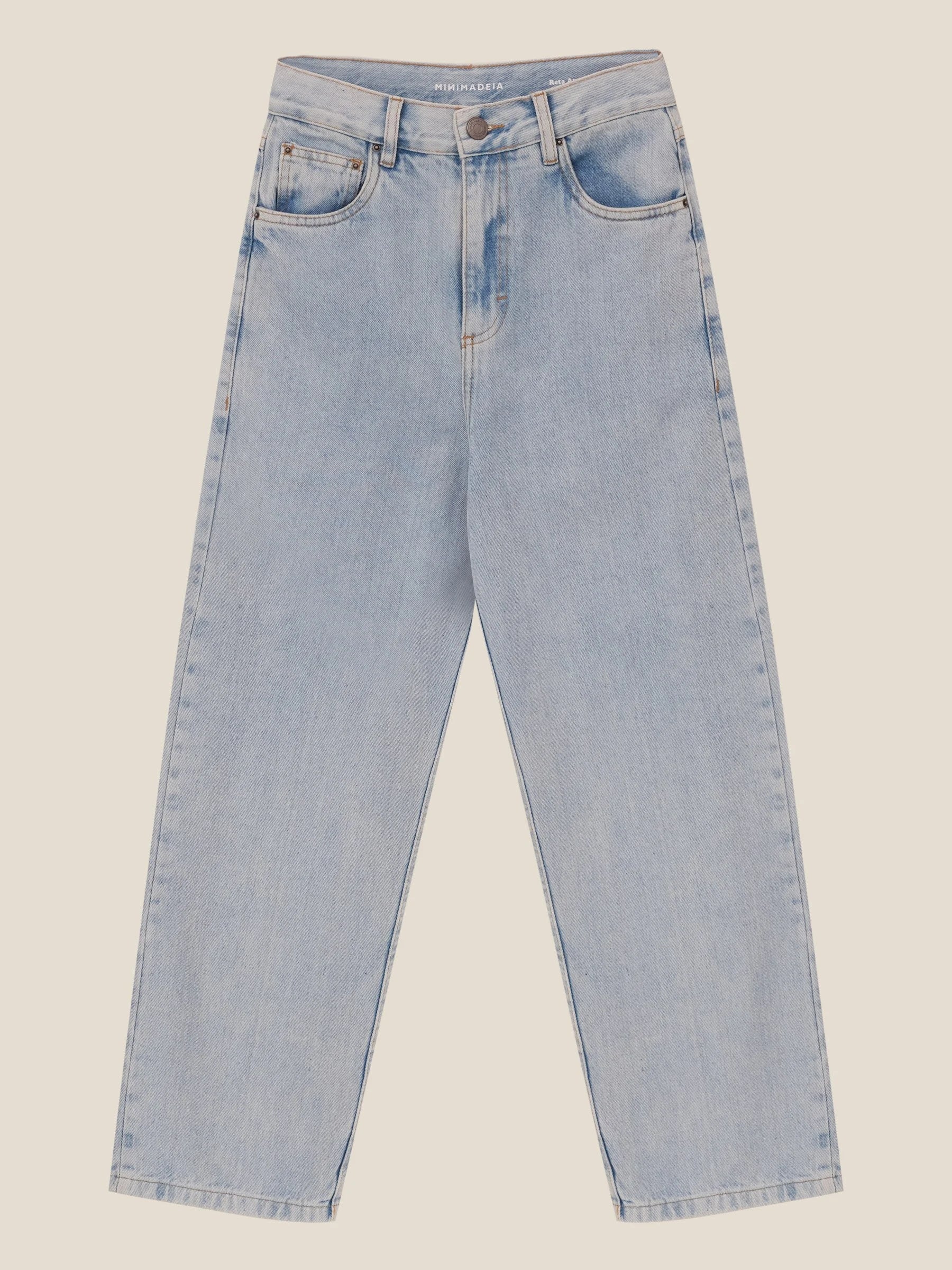 Calça Jeans Reta Araçá Azul Claro Eco Denim™. Compre online moda sustentável e atemporal na Minimadeia. Roupas femininas estilosas, básicas e sustentáveis. Foto produto still 01