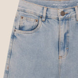 Calça Jeans Reta Araçá Azul Claro Eco Denim™. Compre online moda sustentável e atemporal na Minimadeia. Roupas femininas estilosas, básicas e sustentáveis. Foto produto still 02