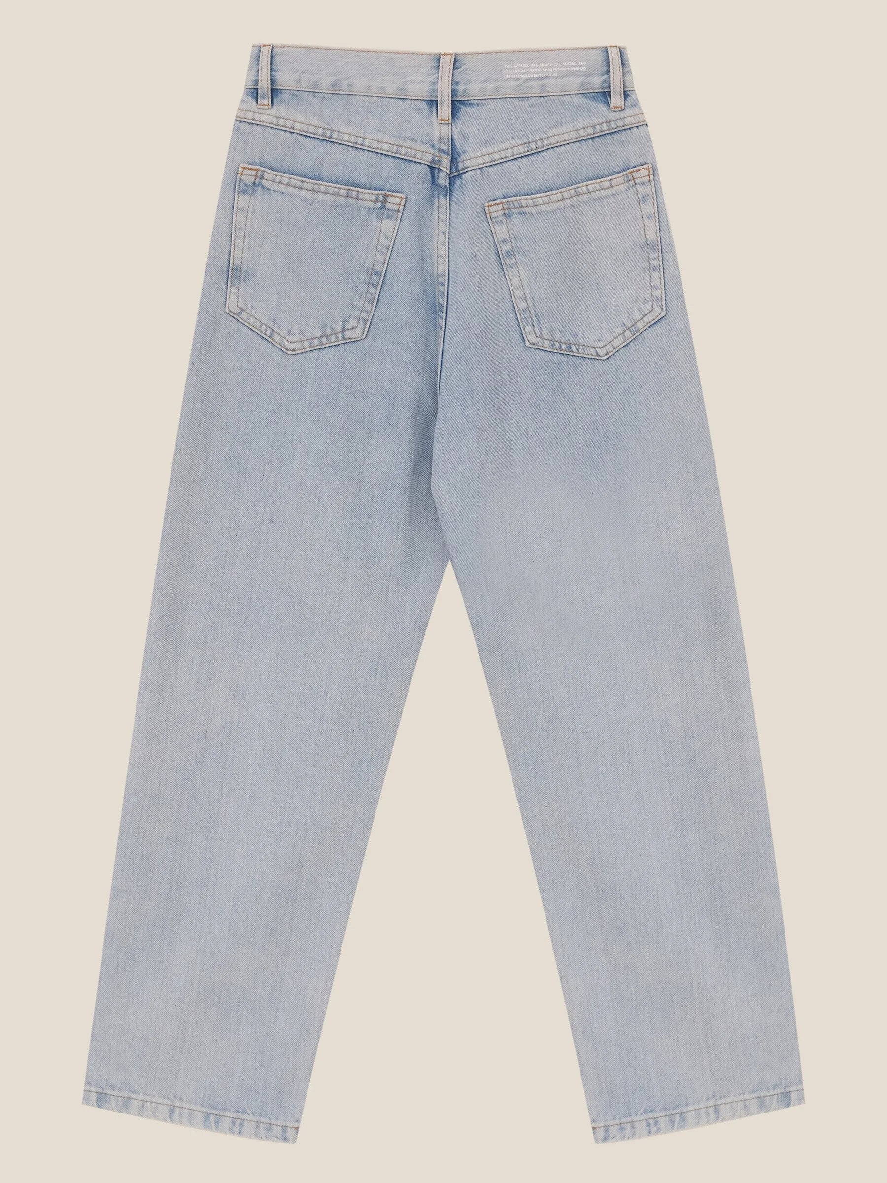 Calça Jeans Reta Araçá Azul Claro Eco Denim™. Compre online moda sustentável e atemporal na Minimadeia. Roupas femininas estilosas, básicas e sustentáveis. Foto produto still 03