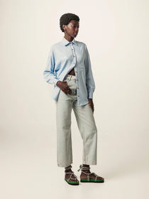 Calça Jeans Reta Araçá Azul Claro Eco Denim™. Compre online moda sustentável e atemporal na Minimadeia, marca slow fashion de roupas femininas. Foto produto JUN26 04