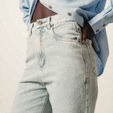 Calça Jeans Reta Araçá Azul Claro Eco Denim™. Compre online moda sustentável e atemporal na Minimadeia, marca slow fashion de roupas femininas. Foto produto JUN26 09
