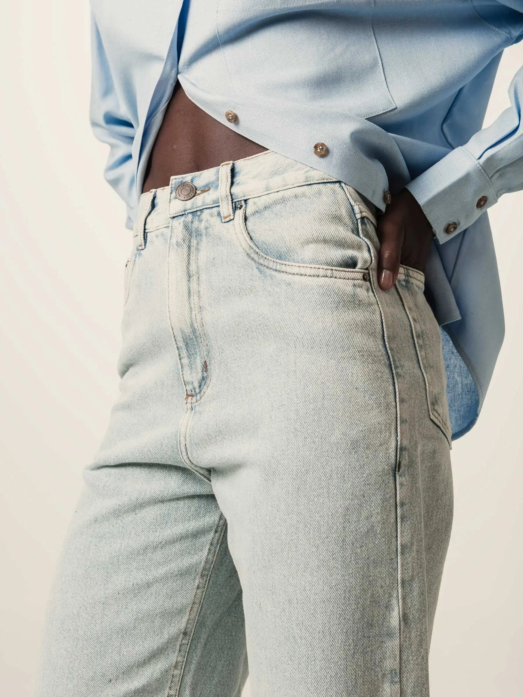 Calça Jeans Reta Araçá Azul Claro Eco Denim™. Compre online moda sustentável e atemporal na Minimadeia, marca slow fashion de roupas femininas. Foto produto JUN26 09