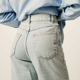 Calça Jeans Reta Araçá Azul Claro Eco Denim™. Compre online moda sustentável e atemporal na Minimadeia, marca slow fashion de roupas femininas. Foto produto JUN26 10