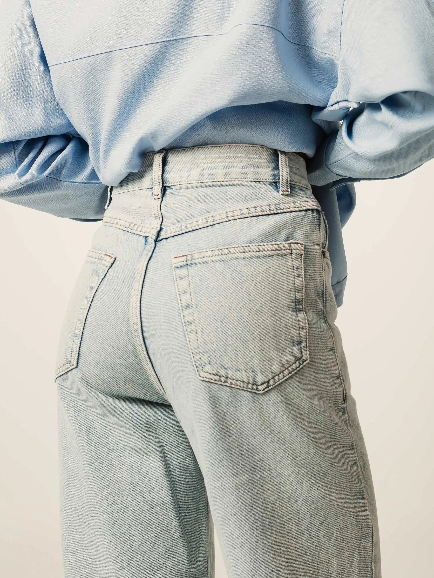 Calça Jeans Reta Araçá Azul Claro Eco Denim™. Compre online moda sustentável e atemporal na Minimadeia, marca slow fashion de roupas femininas. Foto produto JUN26 10