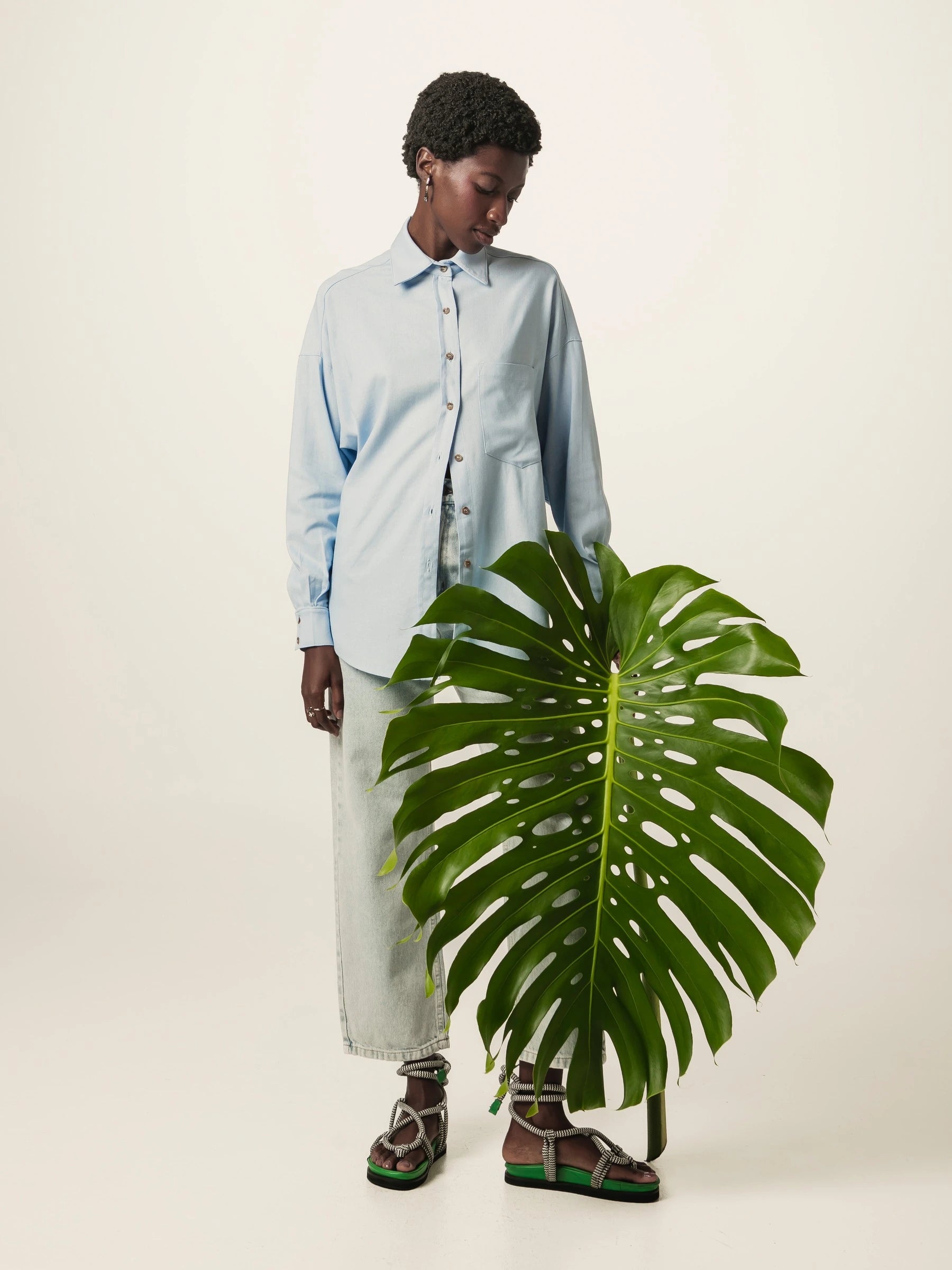 Calça Jeans Reta Araçá Azul Claro Eco Denim™. Compre online moda sustentável e atemporal na Minimadeia, marca slow fashion de roupas femininas. Foto produto JUN26 11