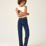 Calça Jeans Reta Araçá Azul Escuro Eco Denim™. Compre online moda sustentável e atemporal na Minimadeia, marca slow fashion de roupas femininas sustentáveis. Foto produto ABR25 01