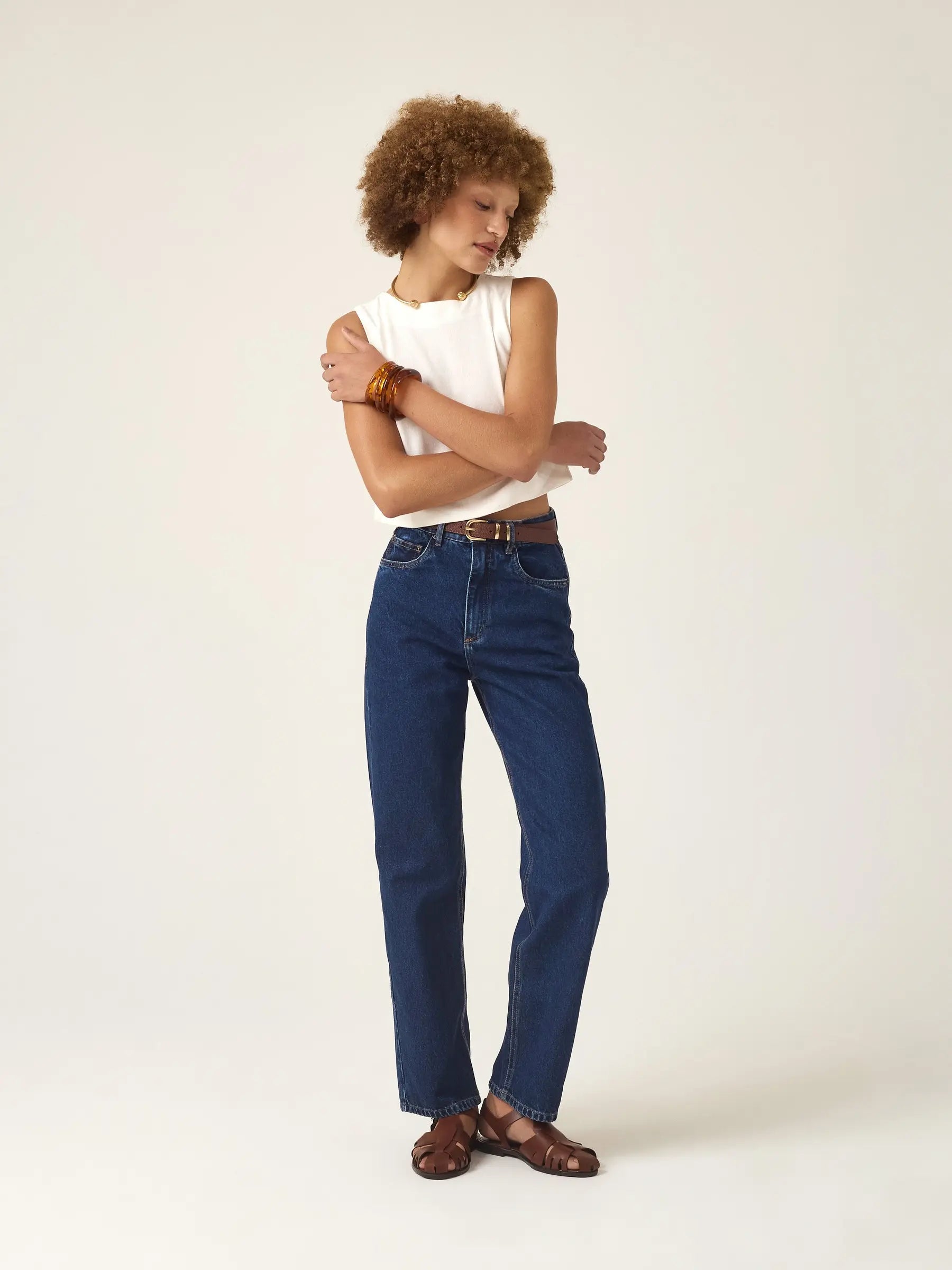 Calça Jeans Reta Araçá Azul Escuro Eco Denim™. Compre online moda sustentável e atemporal na Minimadeia, marca slow fashion de roupas femininas sustentáveis. Foto produto ABR25 01