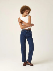 Calça Jeans Reta Araçá Azul Escuro Eco Denim™. Compre online moda sustentável e atemporal na Minimadeia, marca slow fashion de roupas femininas sustentáveis. Foto produto ABR25 01